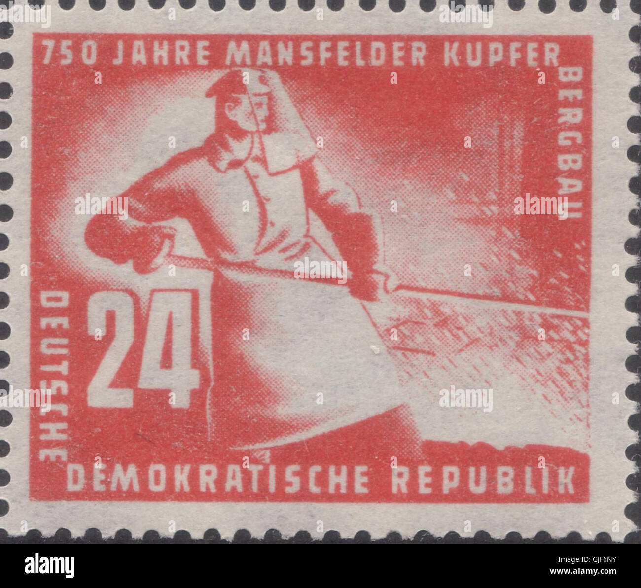Le timbre du 750ème anniversaire de la DDR pour Mansfeld Bergbau de 1950 célèbre le patrimoine minier de la région. Le timbre de la dénomination 24 Pfennig présente des éléments industriels et historiques de la région de Mansfeld. Banque D'Images