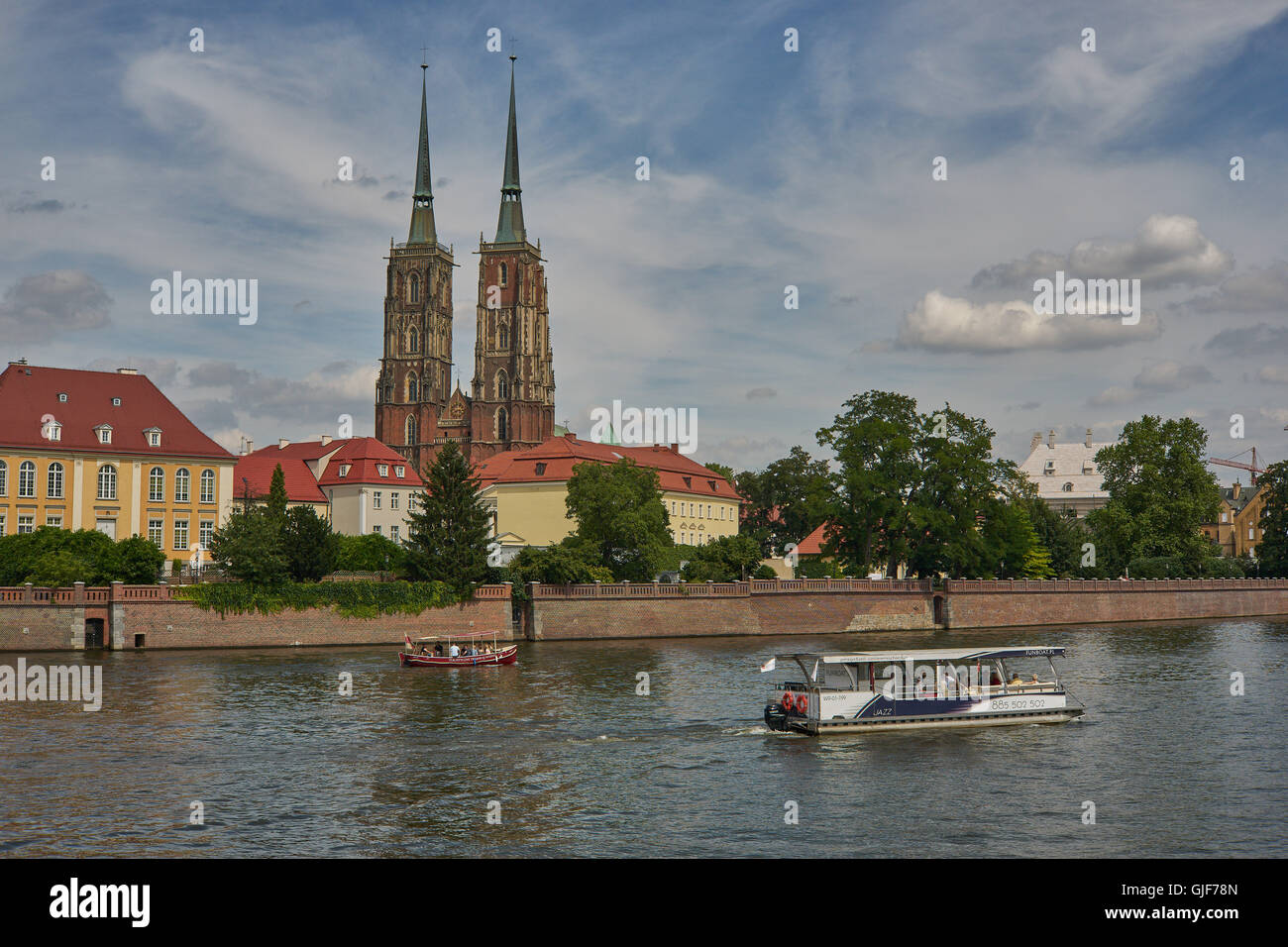 Les bateaux de plaisance sur l'Oder près de Ostrow Tumski Wroclaw Pologne Basse-silésie Cathédrale St Jean le Baptiste Banque D'Images