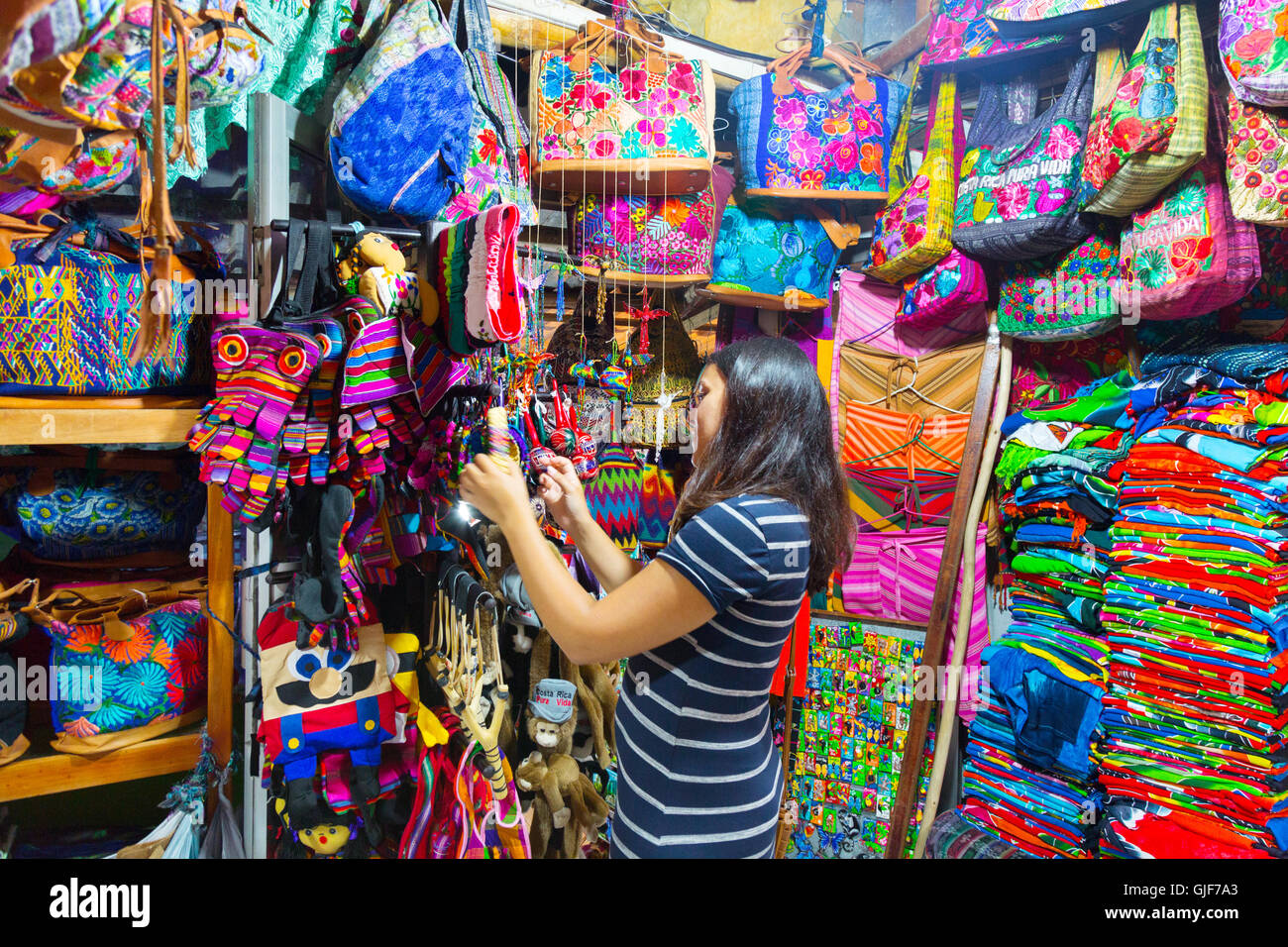 Une touriste à la recherche d'artisanat du Costa Rica dans une boutique d'artisanat, la ville de La Fortuna, Costa Rica, Amérique Centrale Banque D'Images