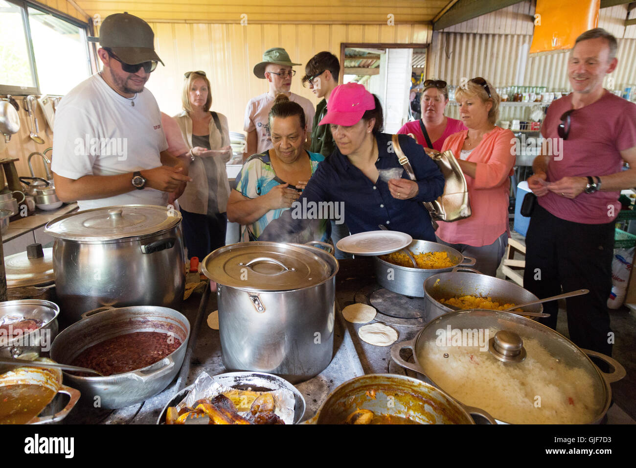 Les touristes l'apprentissage de la cuisine locale et de la culture Costaricienne, Poas, Costa Rica, Amérique Centrale Banque D'Images