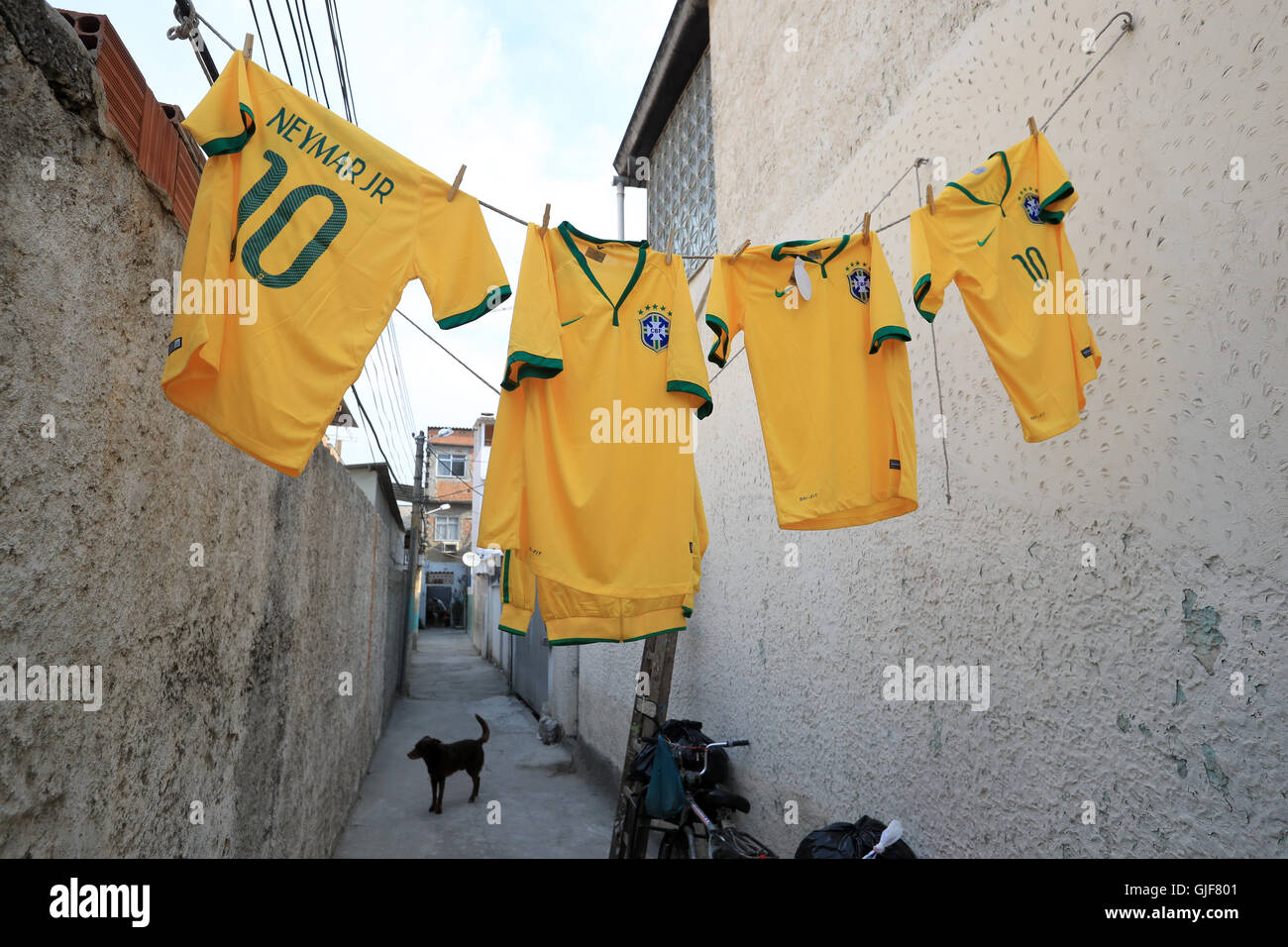 Les chemises du Brésil se dessèchent à Rio de Janeiro le dixième jour des Jeux Olympiques de Rio, au Brésil. APPUYEZ SUR ASSOCIATION photo. Date de la photo: Lundi 15 août 2016. Le crédit photo devrait se lire comme suit : Mike Egerton/PA Wire. Banque D'Images