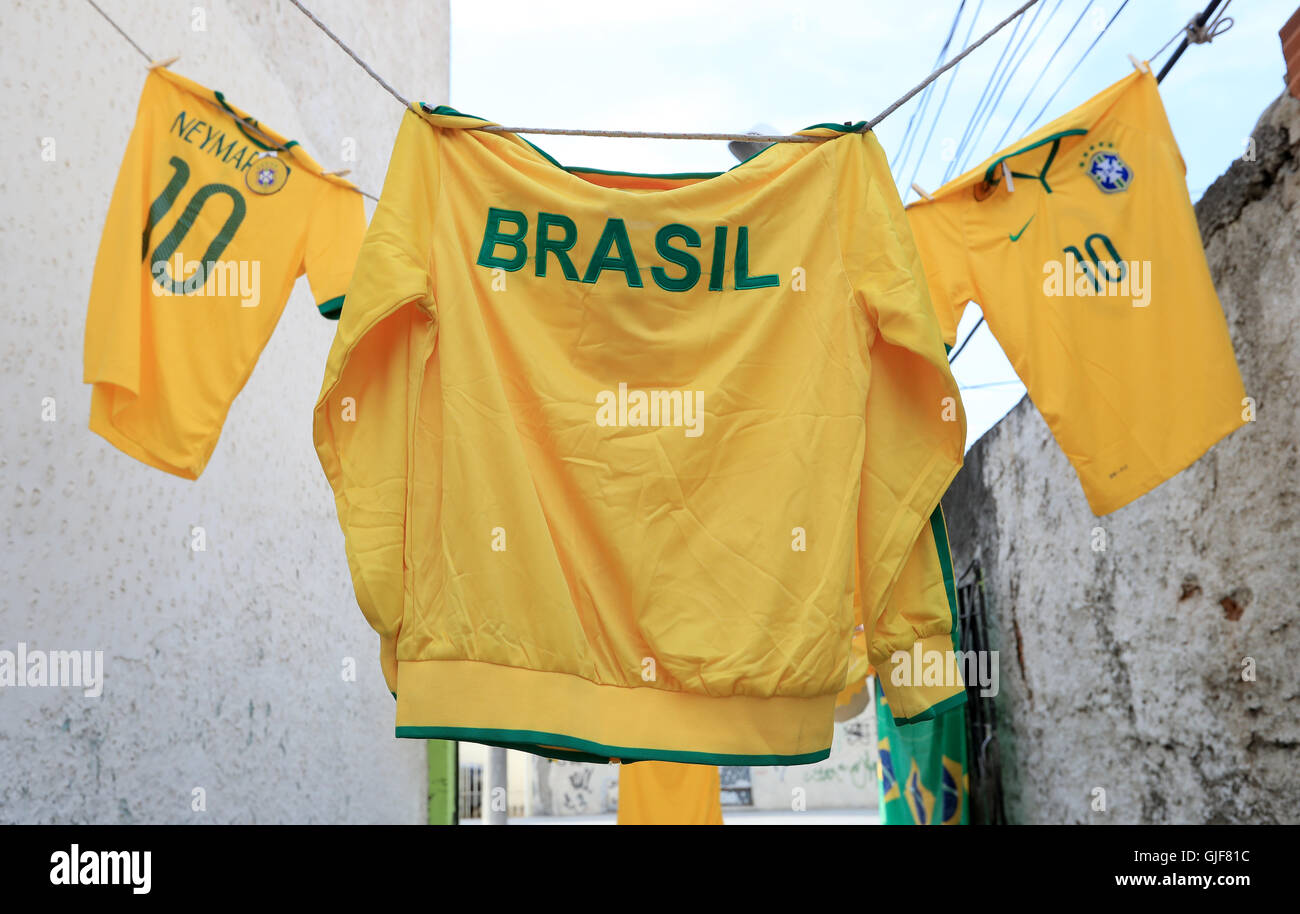 Brésil shirts hang out to dry à Rio de Janeiro lors de la dixième journée de la Jeux Olympiques de Rio, au Brésil. Banque D'Images