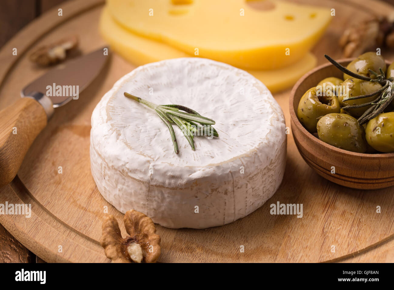 Fromage Brie aux olives Banque D'Images