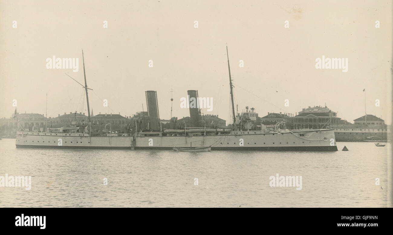 AJAX NEWS & FEATURE SERVICE. 1890 env. La RIVIÈRE DE SHANGHAI, CHINE. - HMS PIQUE À SHANGHAI. CRUISER D'Eole 2e classe ou classe d'APOLLO. Bois composite sur la construction à ossature en acier gainé de cuivre de TROPICAL SERVICE. SIX CANONS DE LITS JUMEAUX. Quatre tubes lance-torpilles. Mis en décembre 1890 ; vendus à la ferraille en 1911. Photographe:Inconnu © COPYRIGHT DE L'IMAGE NUMÉRIQUE PHOTO VINTAGE AJAX AJAX BIBLIOTHÈQUE SOURCE : VINTAGE PHOTO LIBRARY COLLECTION REF:005 Banque D'Images