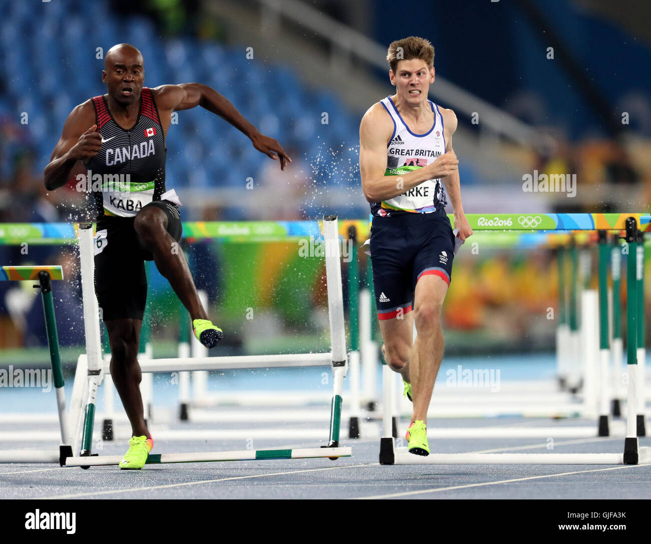Lawrence Clarke (à droite), en Grande-Bretagne, en action pendant les épreuves du 110m haies des hommes au stade olympique le dixième jour des Jeux Olympiques de Rio, au Brésil. Date de la photo: Lundi 15 août 2016. Le crédit photo devrait se lire: Martin Rickett/PA Wire. Banque D'Images