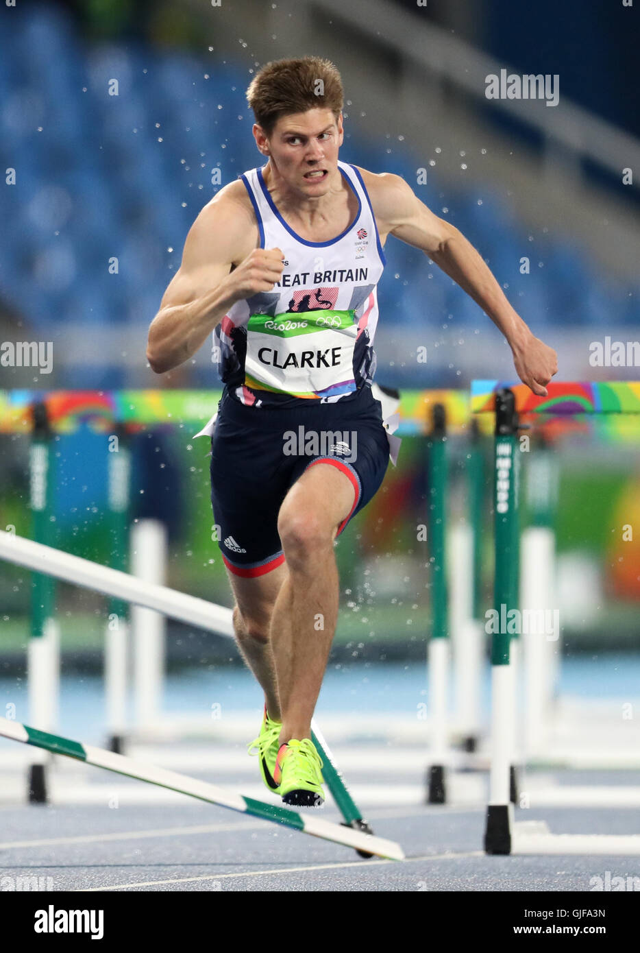 Lawrence Clarke, en Grande-Bretagne, en action pendant les épreuves du 110m haies des hommes au stade olympique le dixième jour des Jeux Olympiques de Rio, au Brésil. Date de la photo: Lundi 15 août 2016. Le crédit photo devrait se lire: Martin Rickett/PA Wire. Banque D'Images