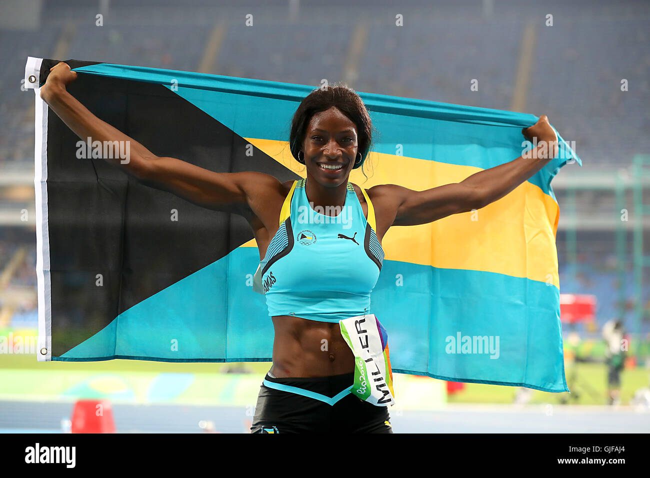 Shaunes Miller pose avec un drapeau après avoir remporté l'or lors de la finale du mètre féminin de 400 au stade olympique le dixième jour des Jeux Olympiques de Rio, au Brésil. Date de la photo: Lundi 15 août 2016. Le crédit photo devrait se lire comme suit : Mike Egerton/PA Wire. Banque D'Images