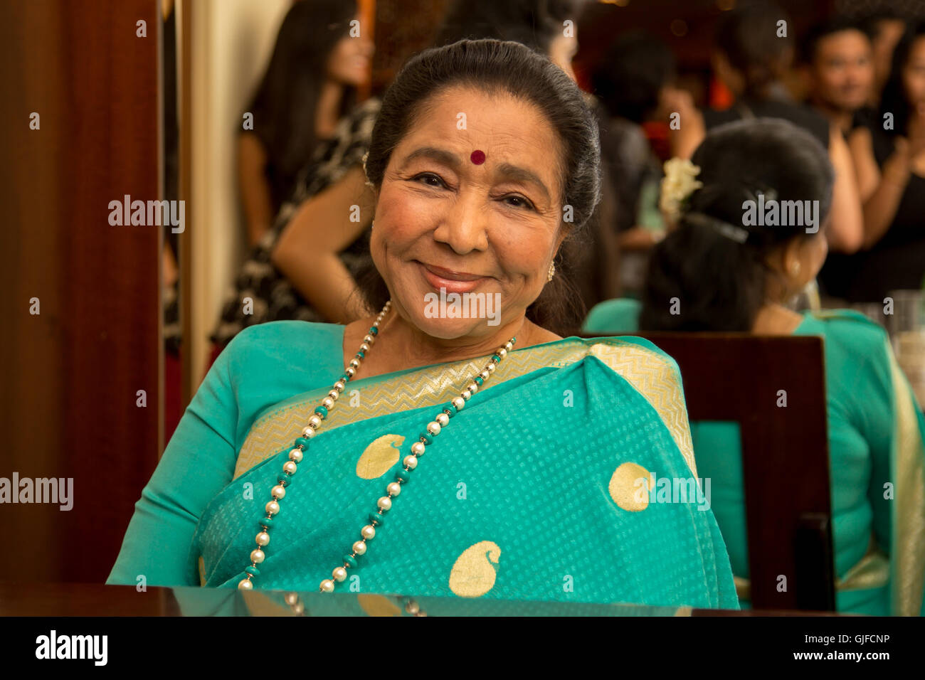 Dubaï, Émirats arabes unis - 30 MAI 2015 : Asha Bhosle, communément appelé Ashaji, le chanteur indien légendaire lors d'une visite à Dubaï Banque D'Images