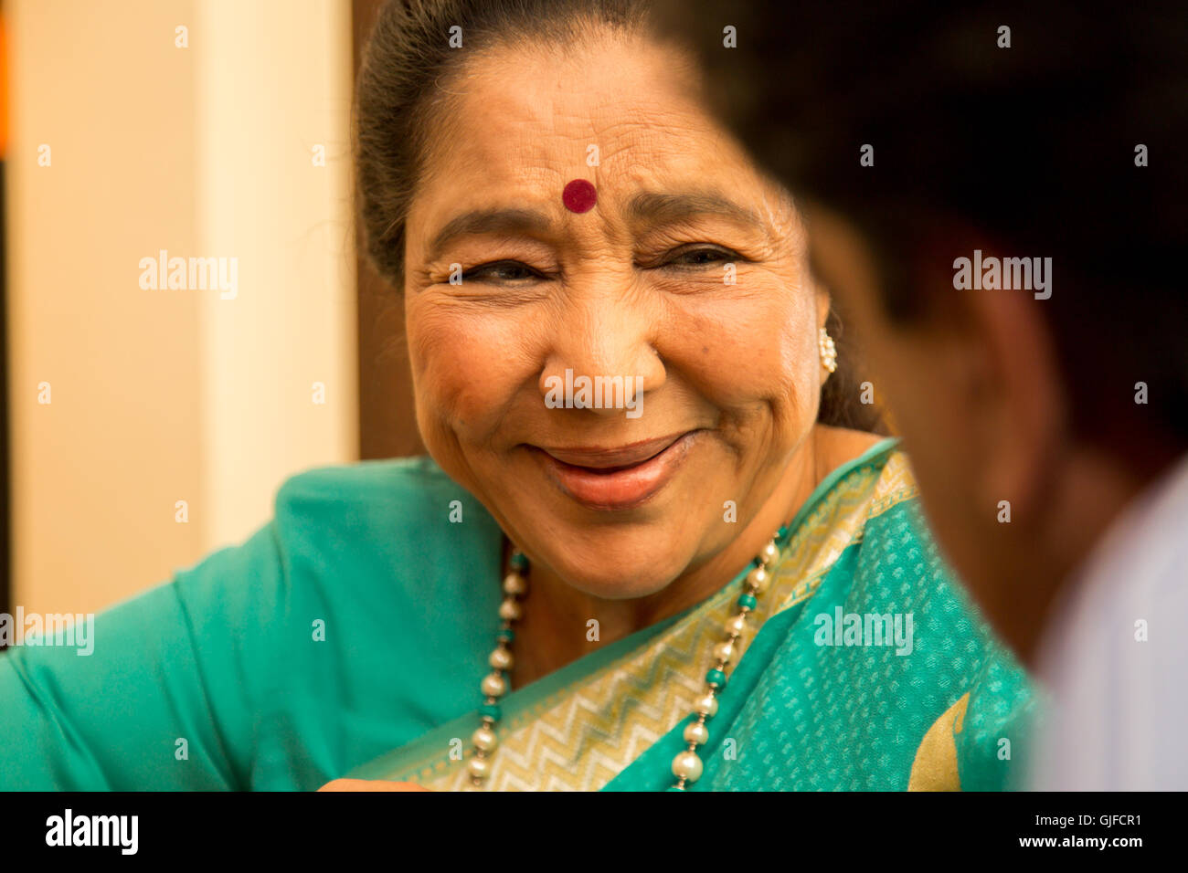 Dubaï, Émirats arabes unis - 30 MAI 2015 : Asha Bhosle, communément appelé Ashaji, le chanteur indien légendaire lors d'une visite à Dubaï Banque D'Images