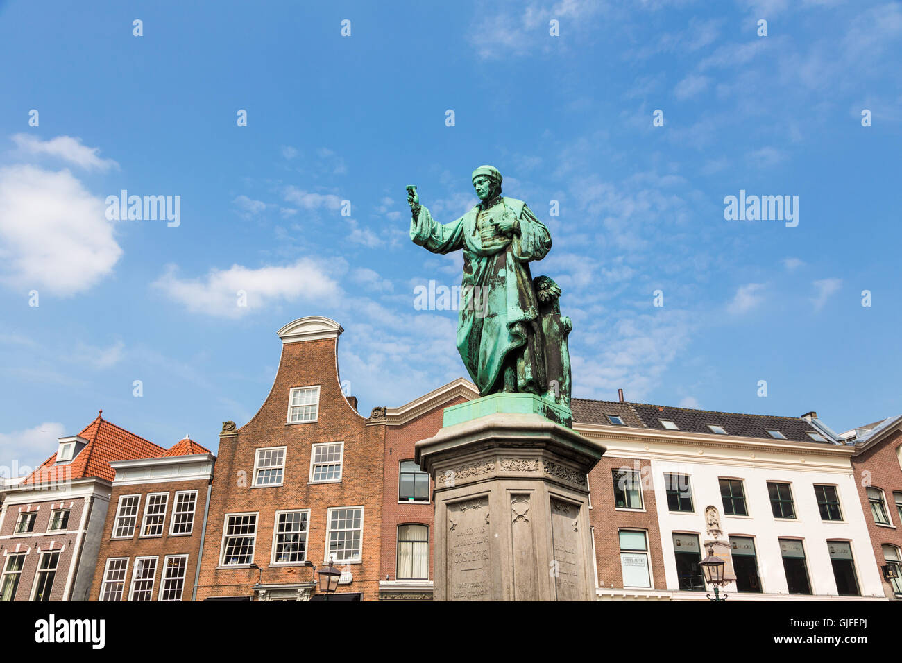 HAARLEM, Pays-Bas - le 27 mai 2016 : La statue de Laurens Jansz Koster, un inventeur de l'imprimerie se trouve, dans les principaux squ Banque D'Images