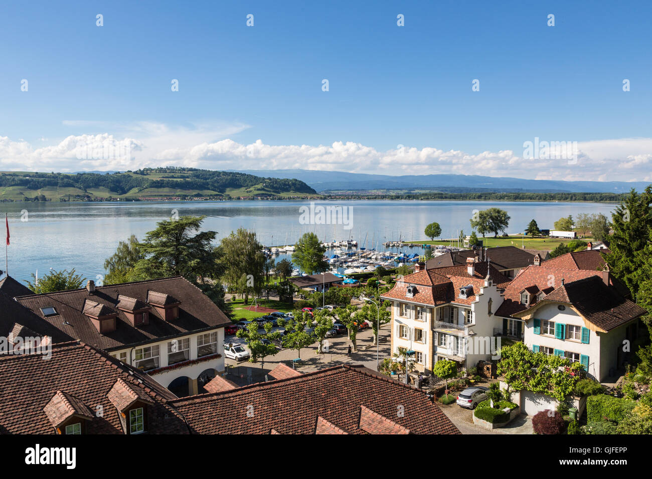 La vieille ville de Morat Morat (ou en allemand) et son lac dans le canton de Fribourg en Suisse Banque D'Images