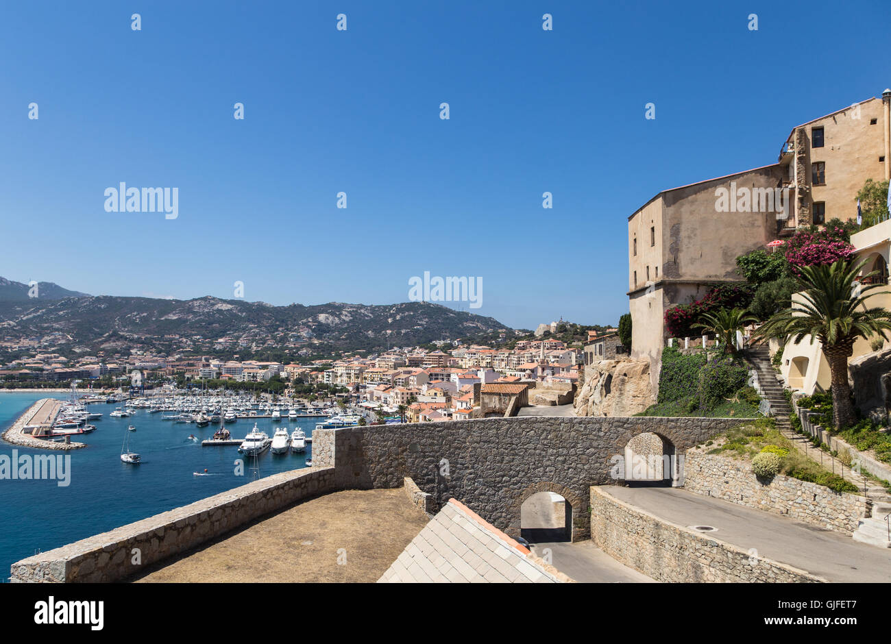 Citadelle de Calvi avec vue sur la marina de l'île française de Corse. Banque D'Images