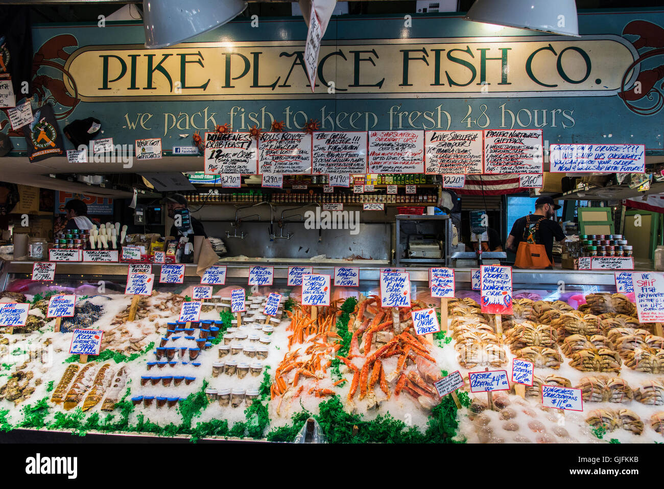 Décrochage du poisson à Pike Place Market, Seattle, Washington, USA Banque D'Images