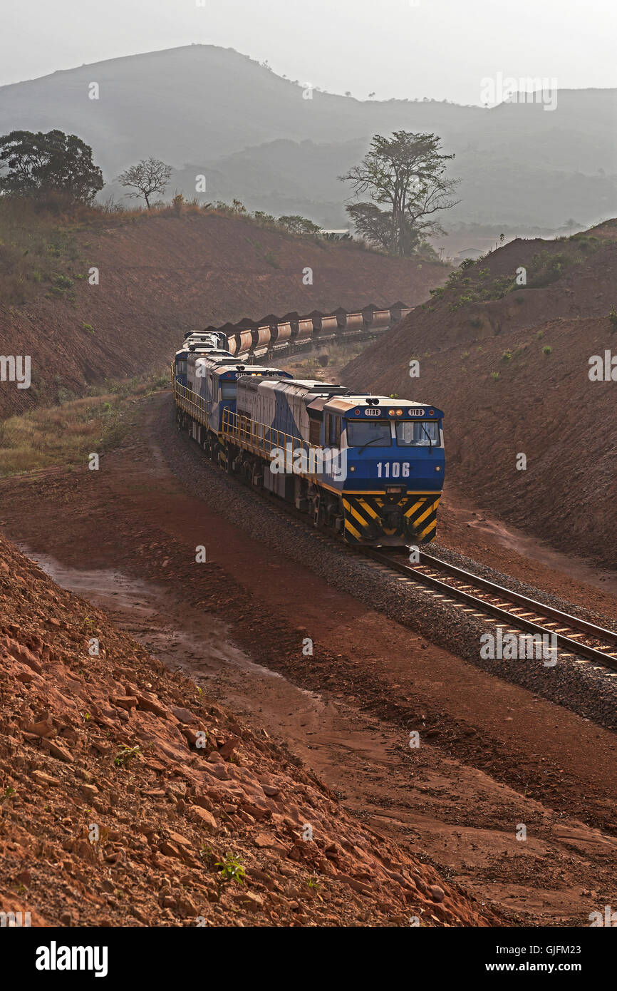Tête de ligne ferroviaire dans mine de minerai de fer. Train de minerai chargé sur nouvelle boucle ferroviaire en attente d'être entièrement chargé avant de partir pour le port Banque D'Images