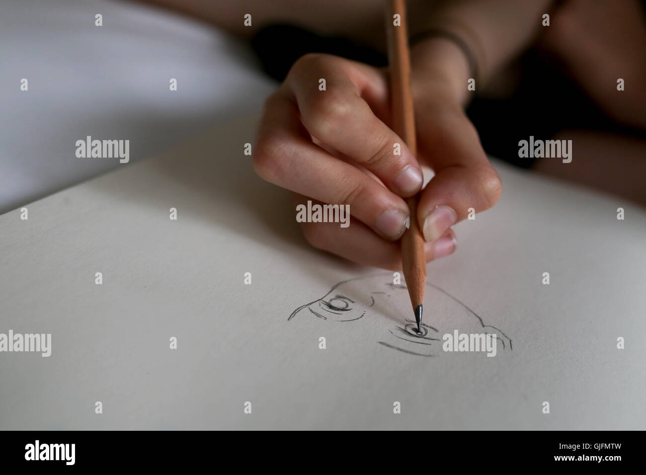 Les Filles Dune Main Tenant Un Crayon Et Dessiner Un Visage