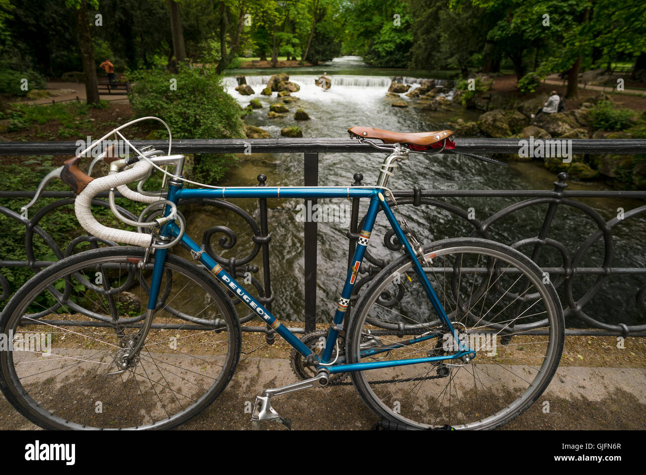 Bleu, années 70 vintage Peugeot PR-10, assis en face de l'Eisbach dans le jardin anglais à Munich en Allemagne. Banque D'Images