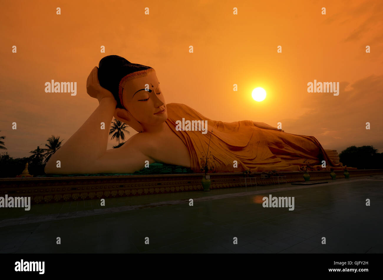 Bouddha couché dans le coucher du soleil. Bago, Myanmar. Banque D'Images