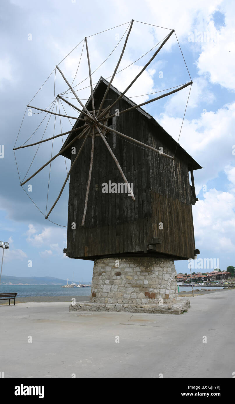 NESSEBAR, Bulgarie - 12 juin 2011 : l'ancien moulin à vent en bois sur la côte de la vieille ville de Nessebar, Sunny Beach, Bulgarie. Banque D'Images