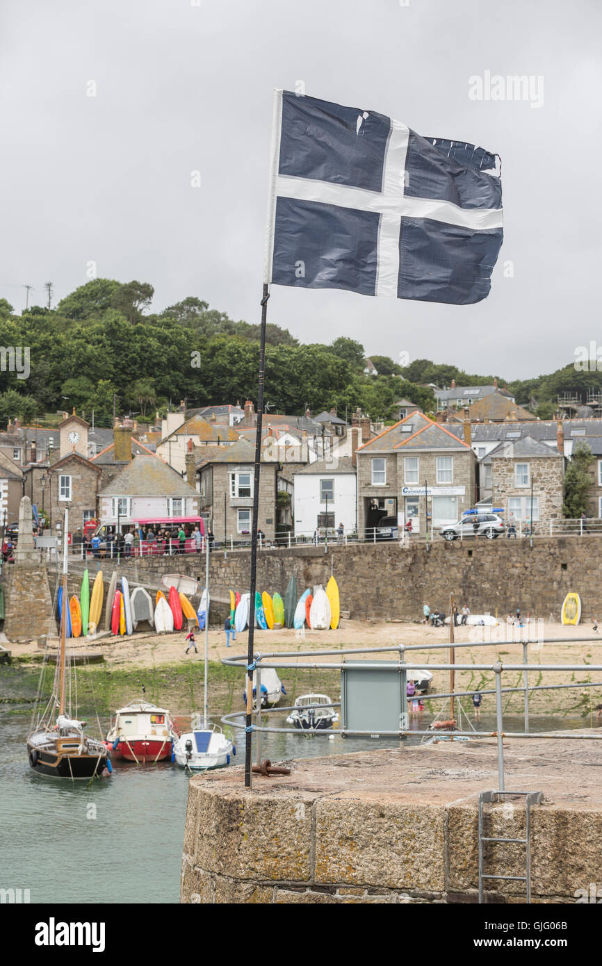 Pavillon de Cornwall dans le port de Mousehole, Cornwall, UK. Banque D'Images