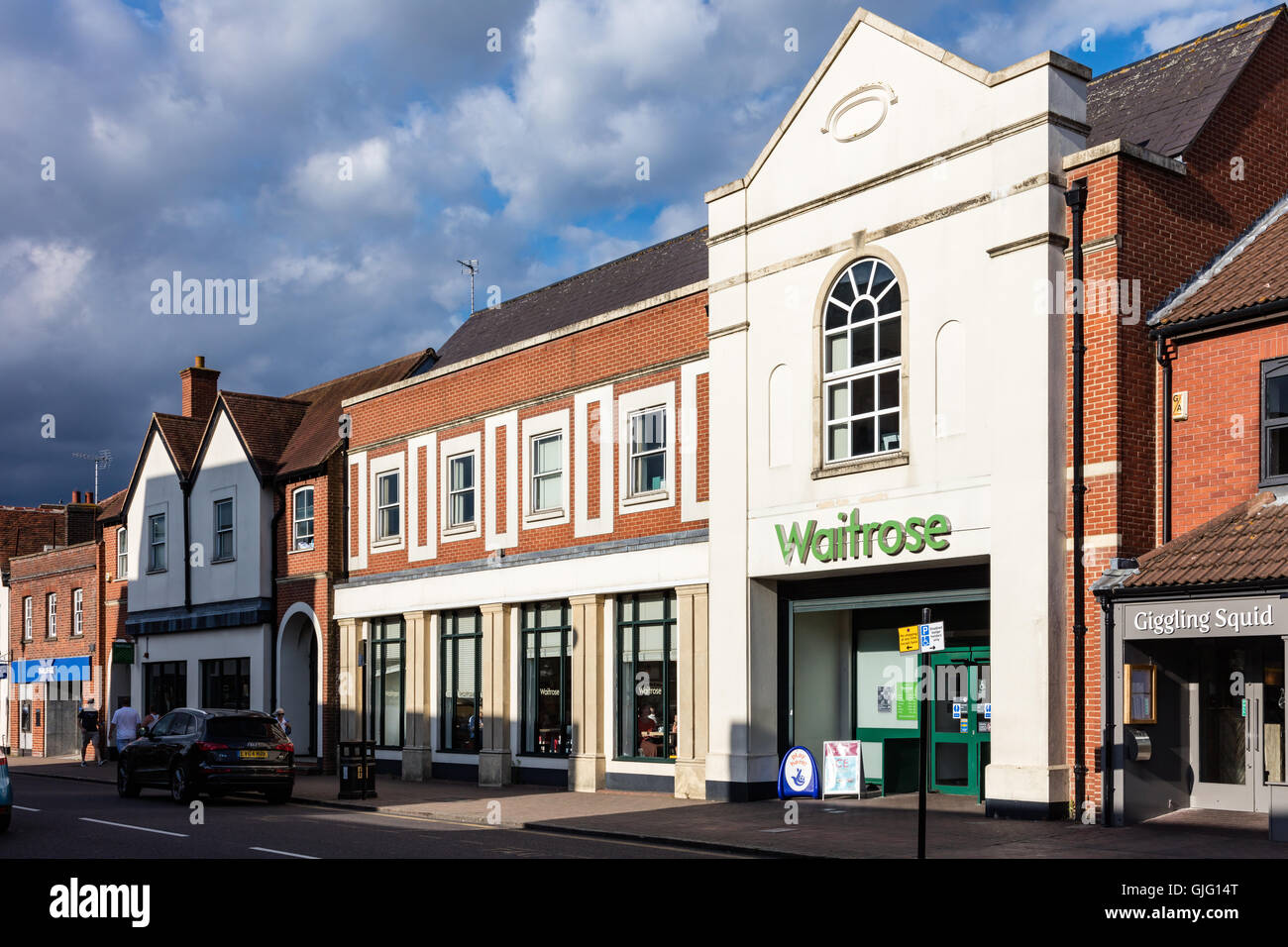 Billericay Waitrose, allumé dans la lumière du soir, Essex, UK Banque D'Images
