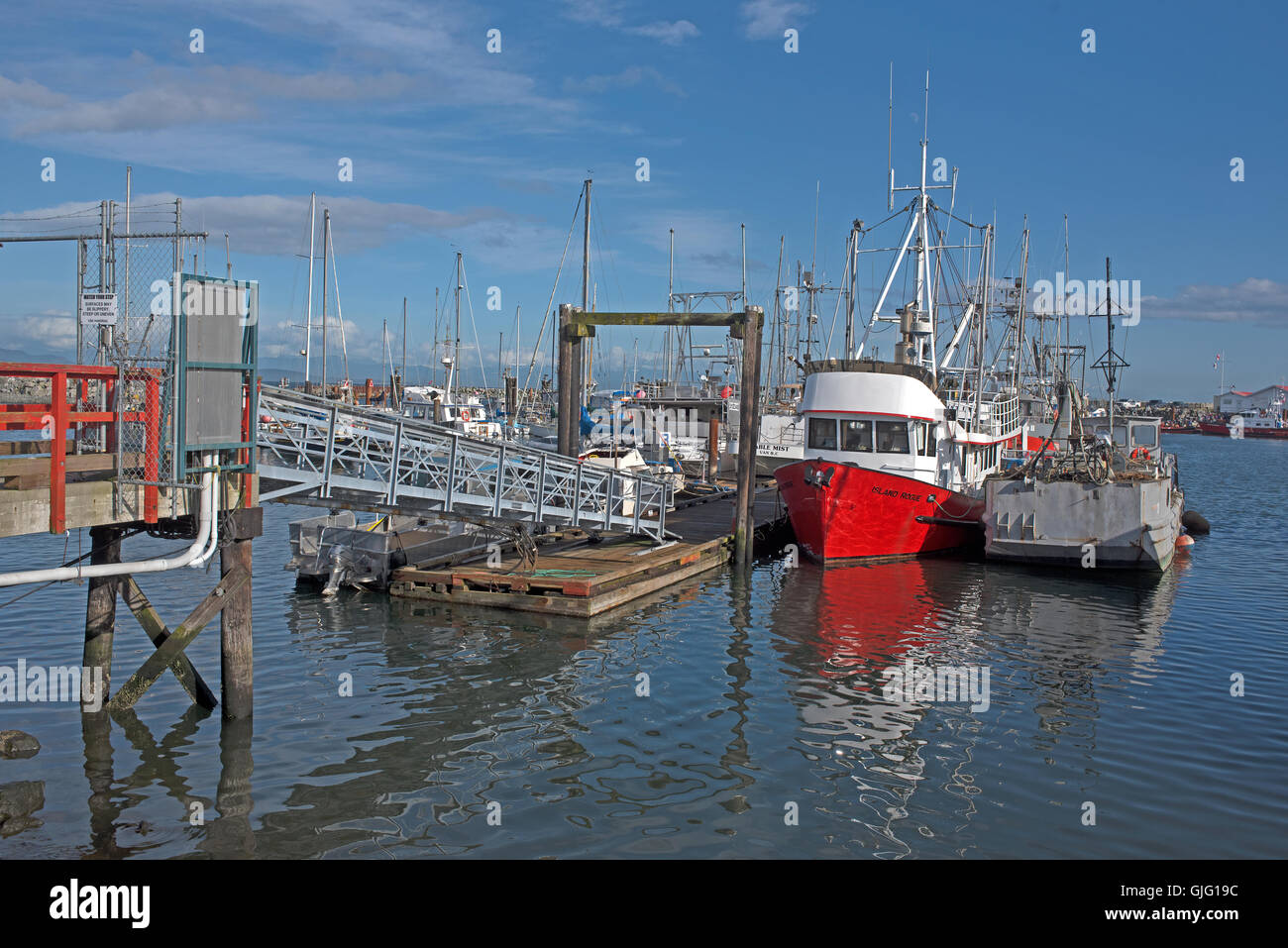 Bateaux de pêche colorés en attente dans French Creek pour le début de l'exécution de hareng au printemps, l'île de Vancouver. 11 162 SCO. Banque D'Images