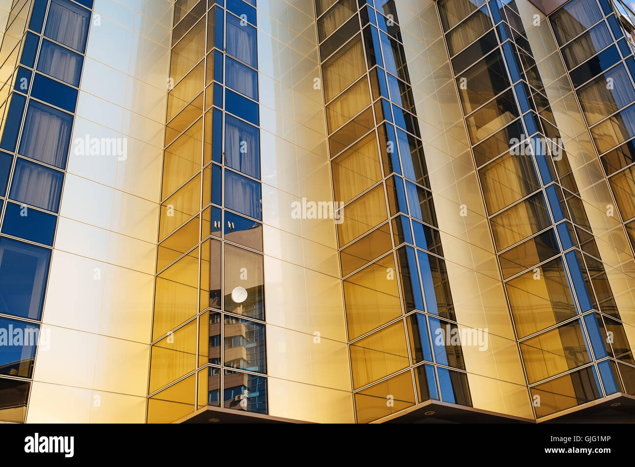 Exemple de l'architecture moderne, immeuble détail avec des lignes géométriques verticale Banque D'Images