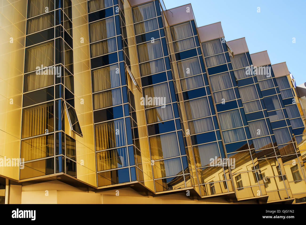 Exemple de l'architecture moderne, immeuble détail avec des lignes géométriques verticale Banque D'Images