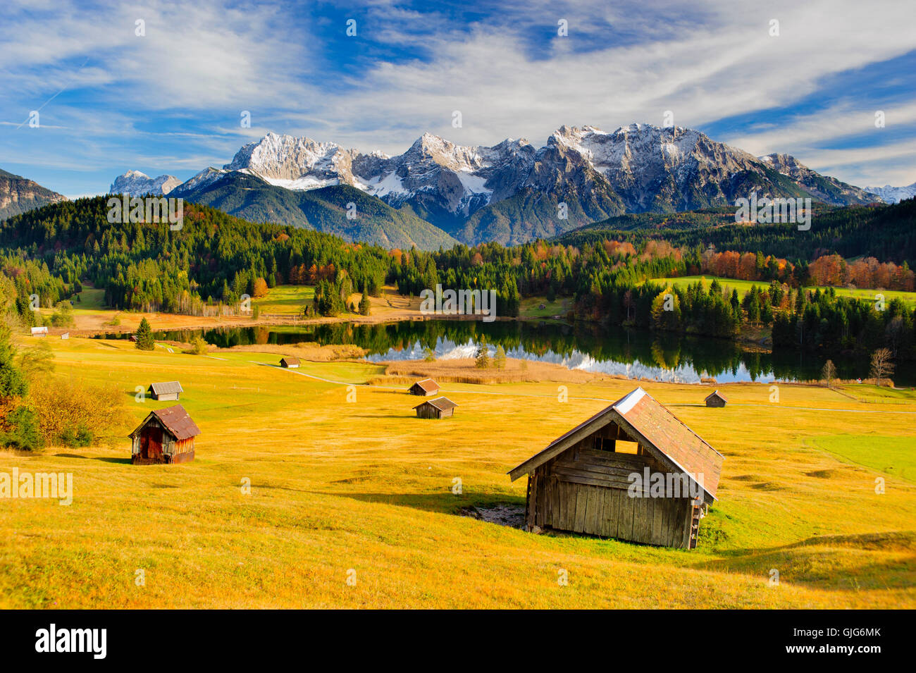Paysage panoramique en Bavière avec le lac et les montagnes de Karwendel, alpes Banque D'Images