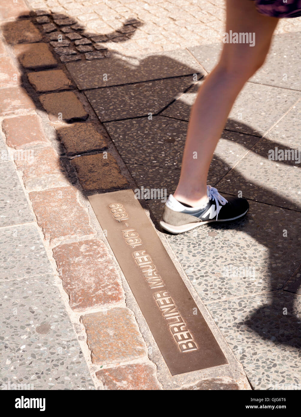 Une ligne de pierres et une plaque marquant où se trouvait le Mur de Berlin, Berliner Mauer 1961-1989, Bernauerstr, Mitte, Berlin. Banque D'Images