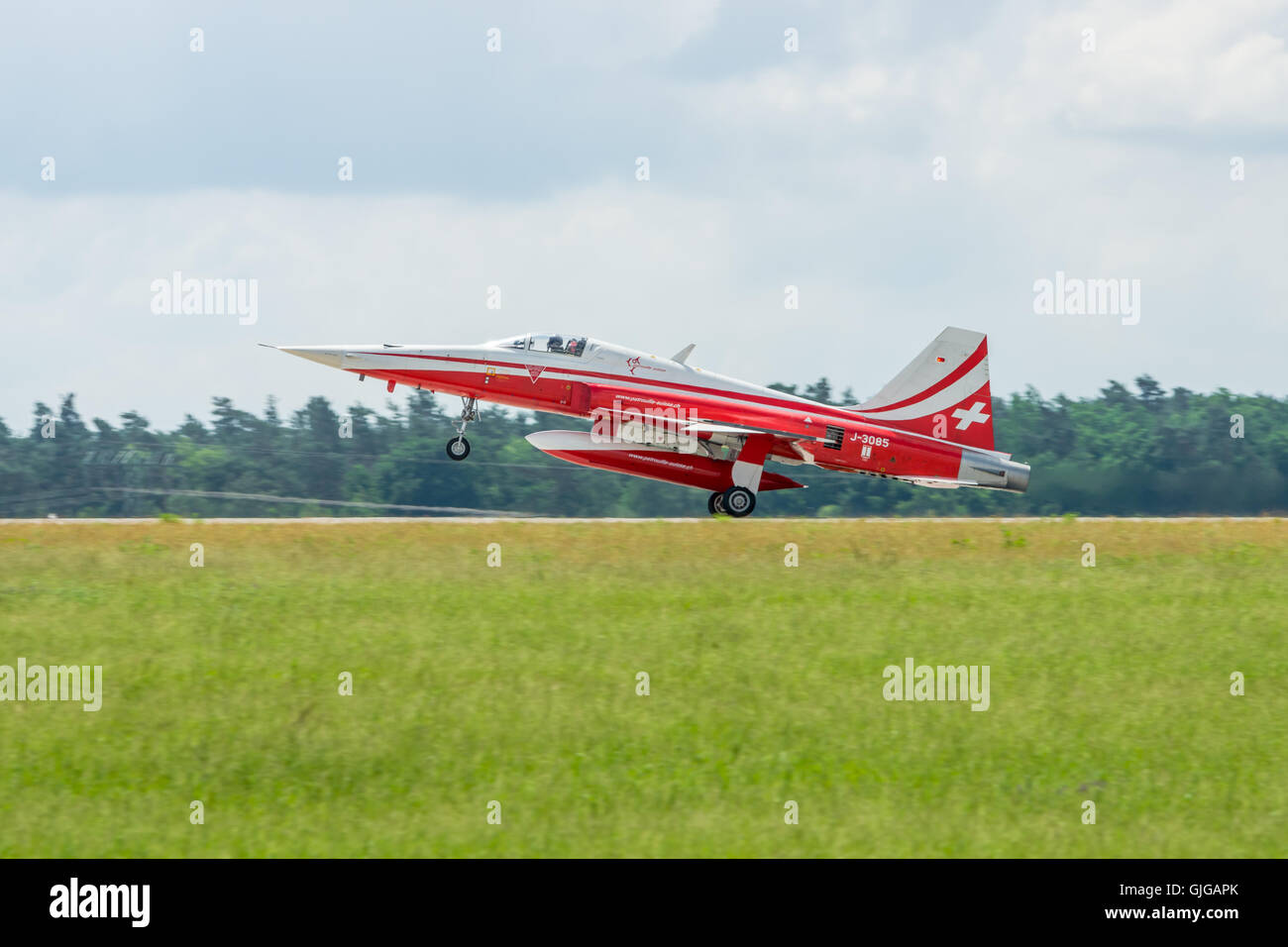 Débarquement de jet Northrop F-5E Tiger II. L'équipe de voltige Patrouille Suisse. Banque D'Images