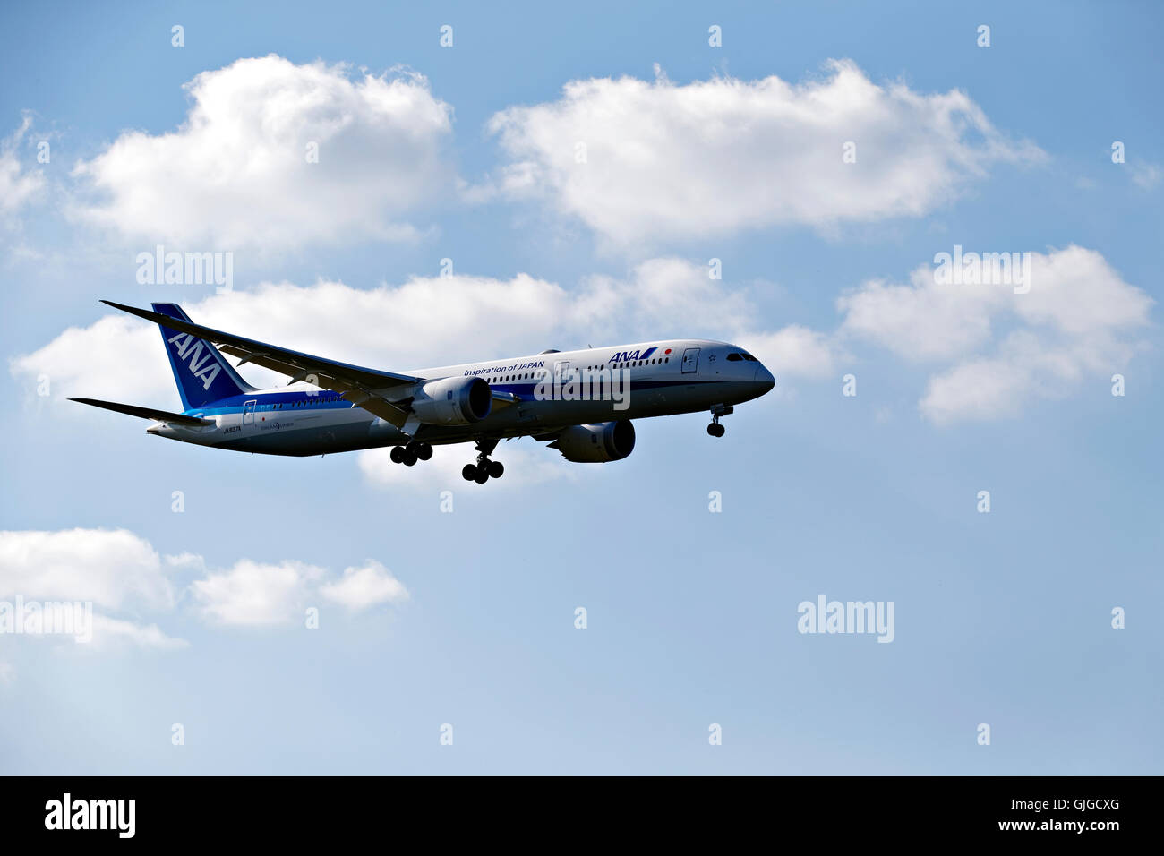 ANA Japan airlines Dream liner sur l'approche à l'atterrissage à l'aéroport Franz Josef Strauss, Munich, Haute-Bavière, Allemagne, Europe. Banque D'Images