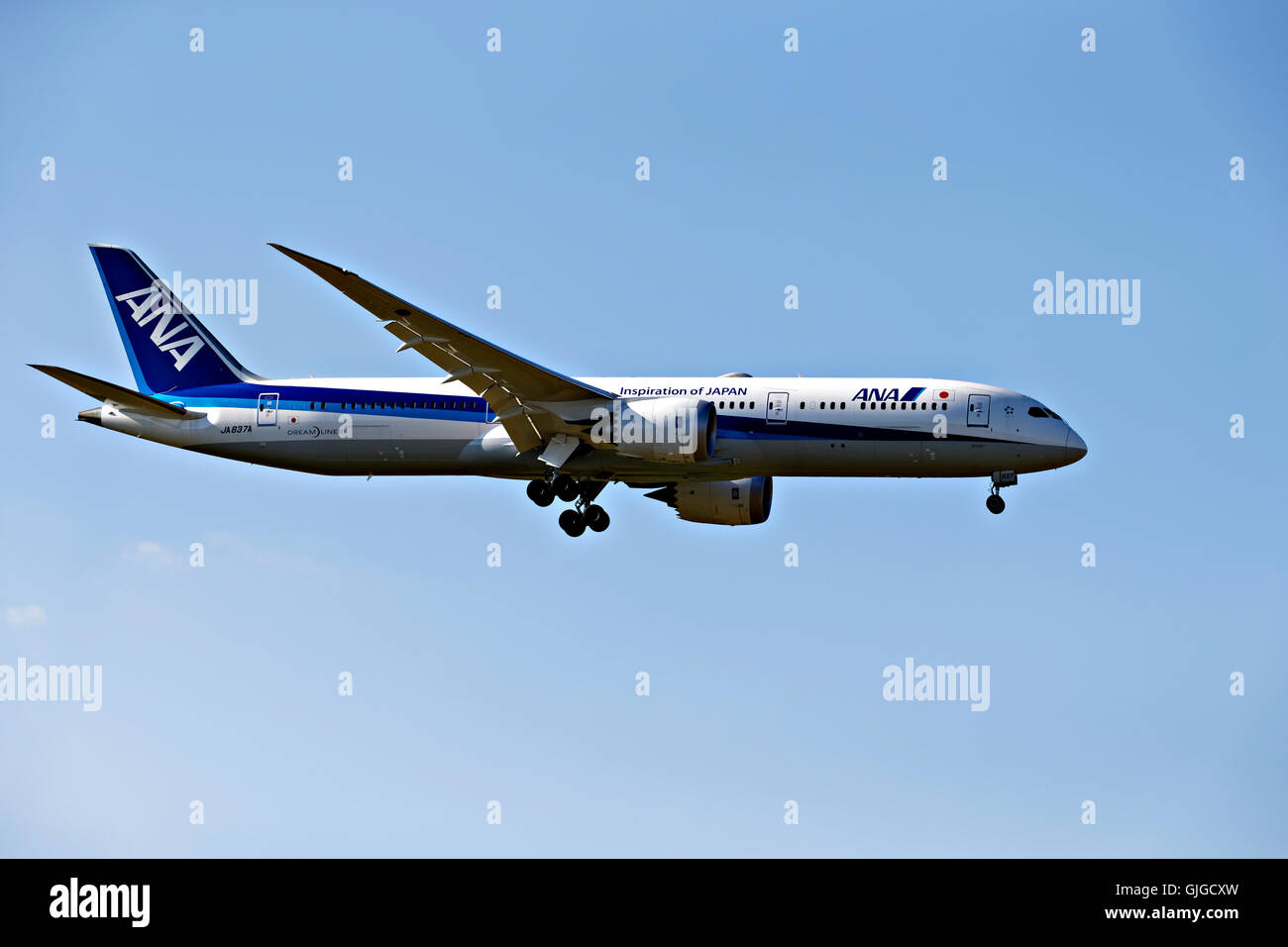 ANA Japan airlines Dream liner sur l'approche à l'atterrissage à l'aéroport Franz Josef Strauss, Munich, Haute-Bavière, Allemagne, Europe. Banque D'Images