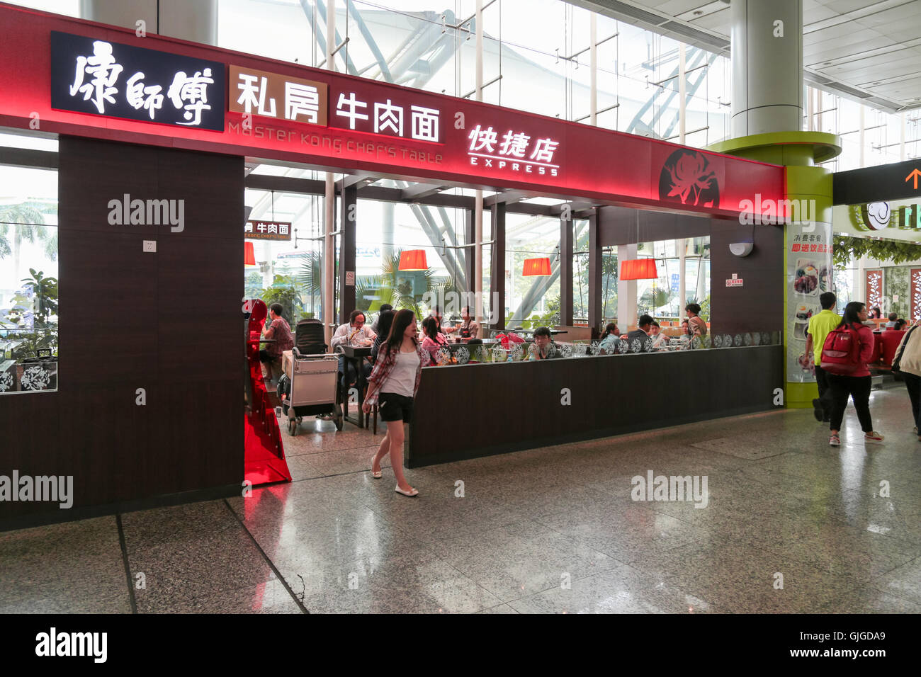 Une franchise de restauration rapide restaurant vente de bœuf et nouilles à l'aéroport international Guangzhou Baiyun, à Guangzhou, Chine. Banque D'Images