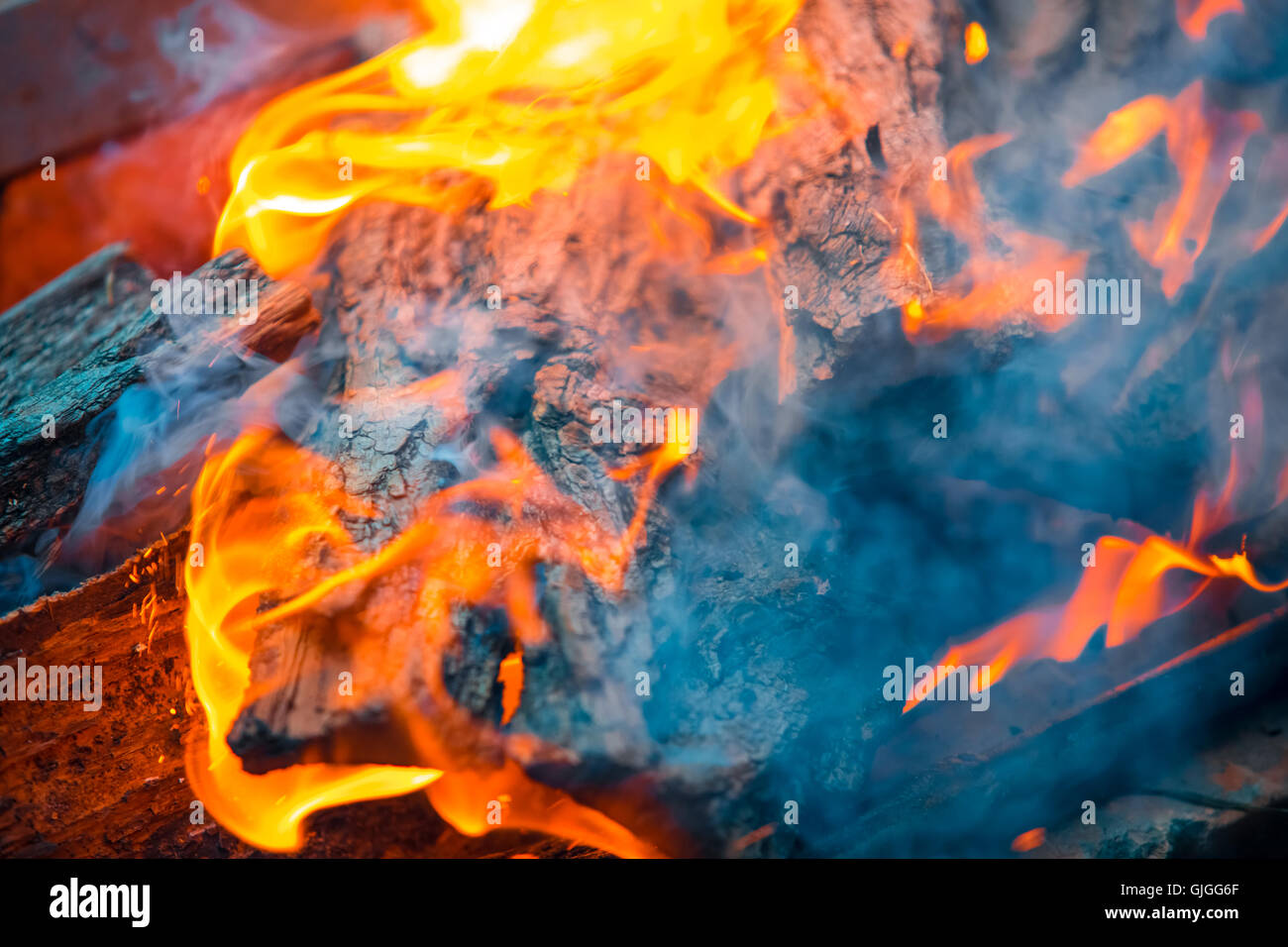 Belle flamme feu brûlant avec de la fumée en arrière-plan Banque D'Images