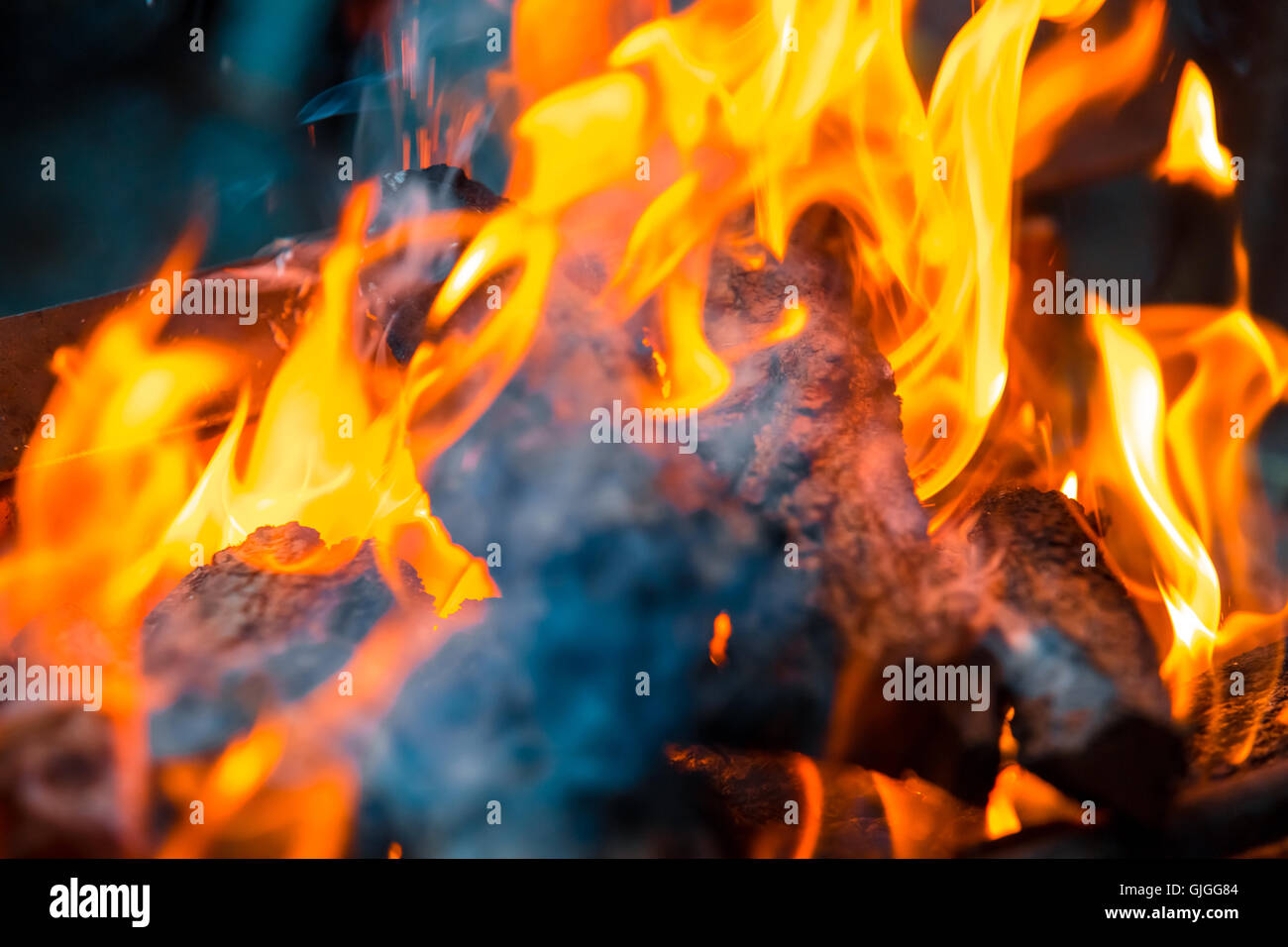 Belle flamme feu brûlant avec de la fumée en arrière-plan Banque D'Images