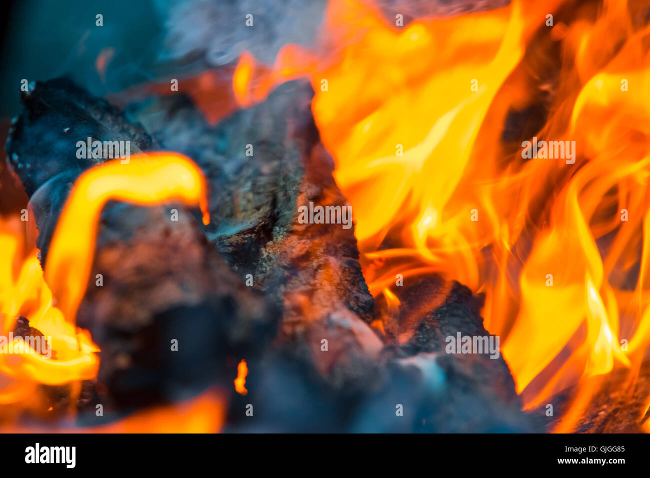 Belle flamme feu de charbons et d'arrière-plan Banque D'Images