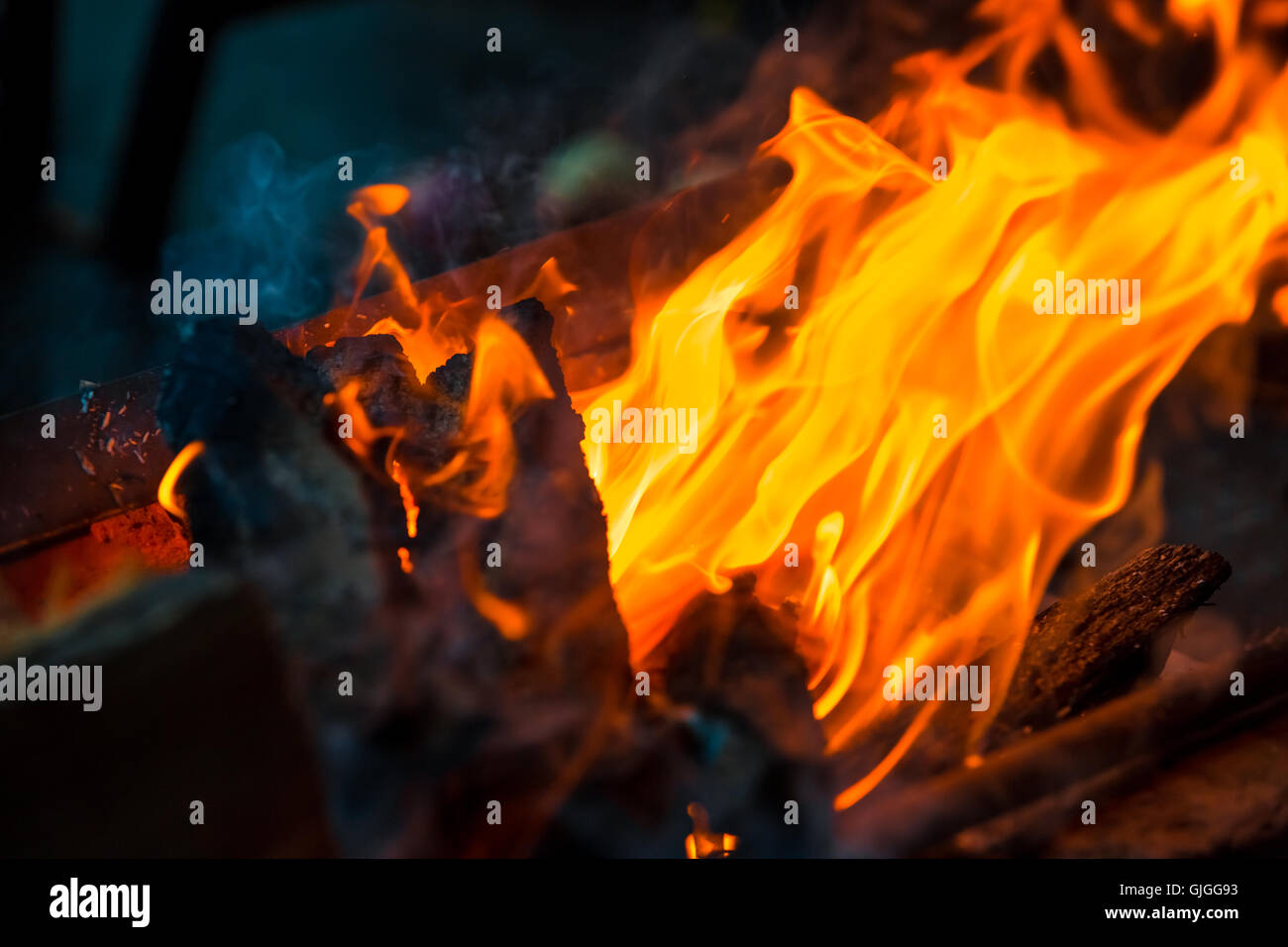 Belle flamme feu de charbons et d'arrière-plan Banque D'Images