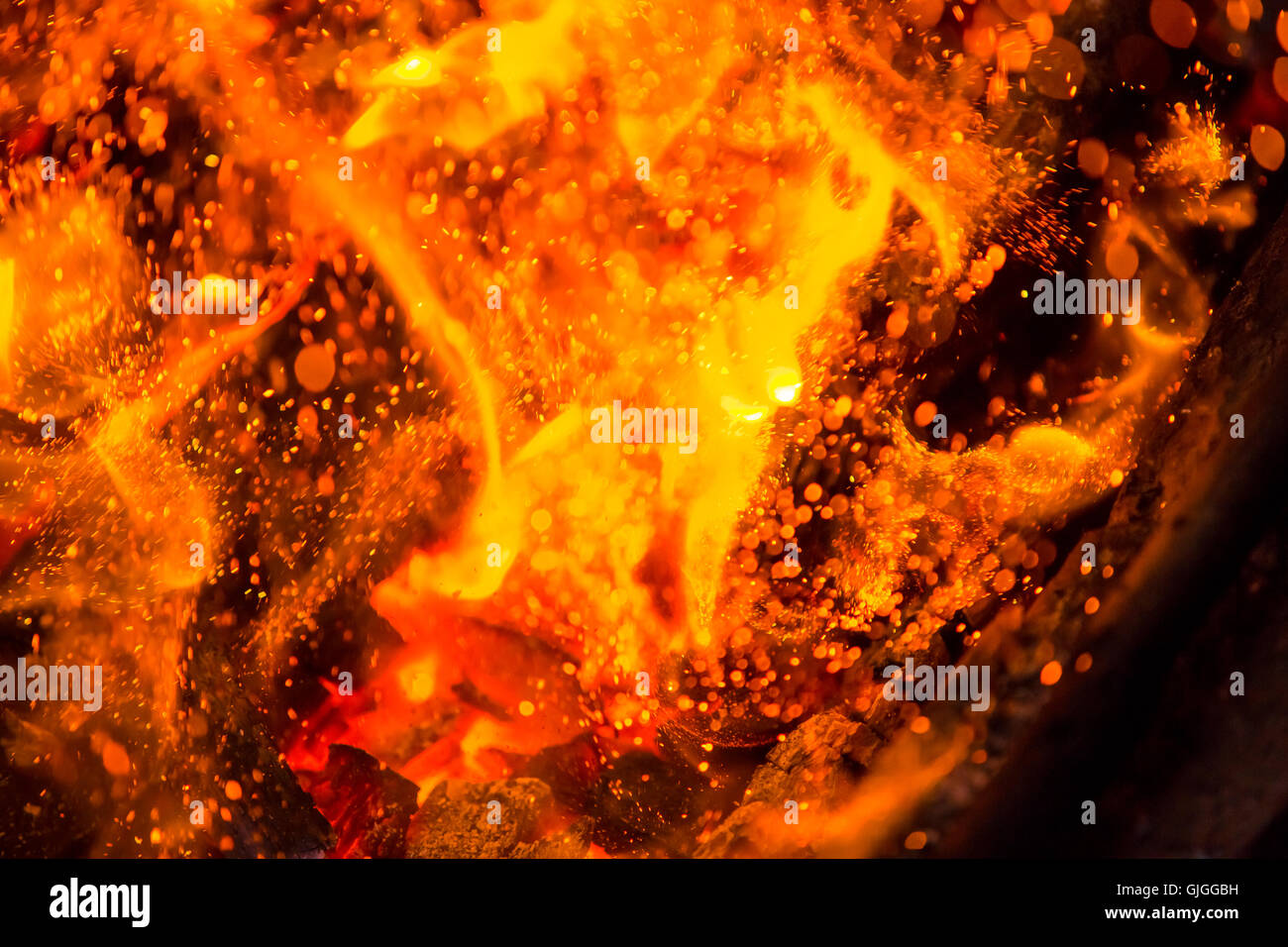 Belle flamme feu de charbons et d'arrière-plan Banque D'Images