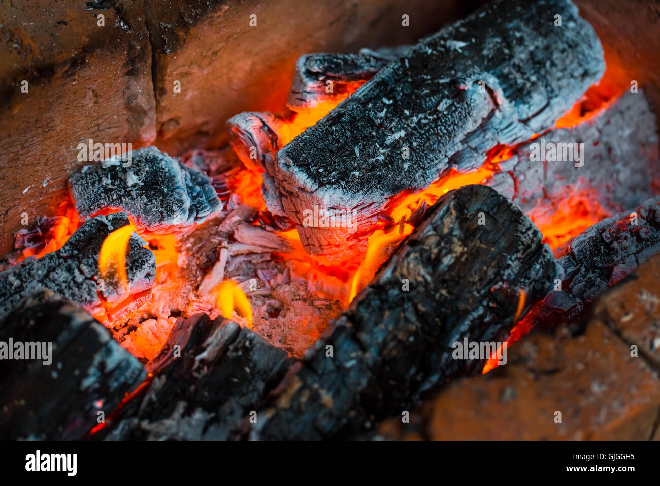 Belle flamme feu de charbons et d'arrière-plan Banque D'Images