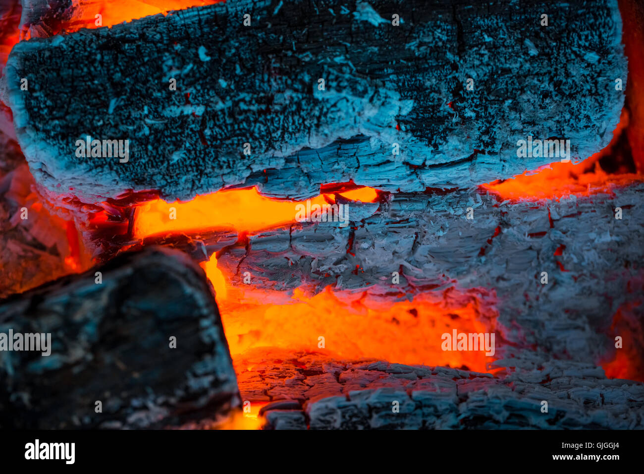 Belle flamme feu de charbons et d'arrière-plan Banque D'Images