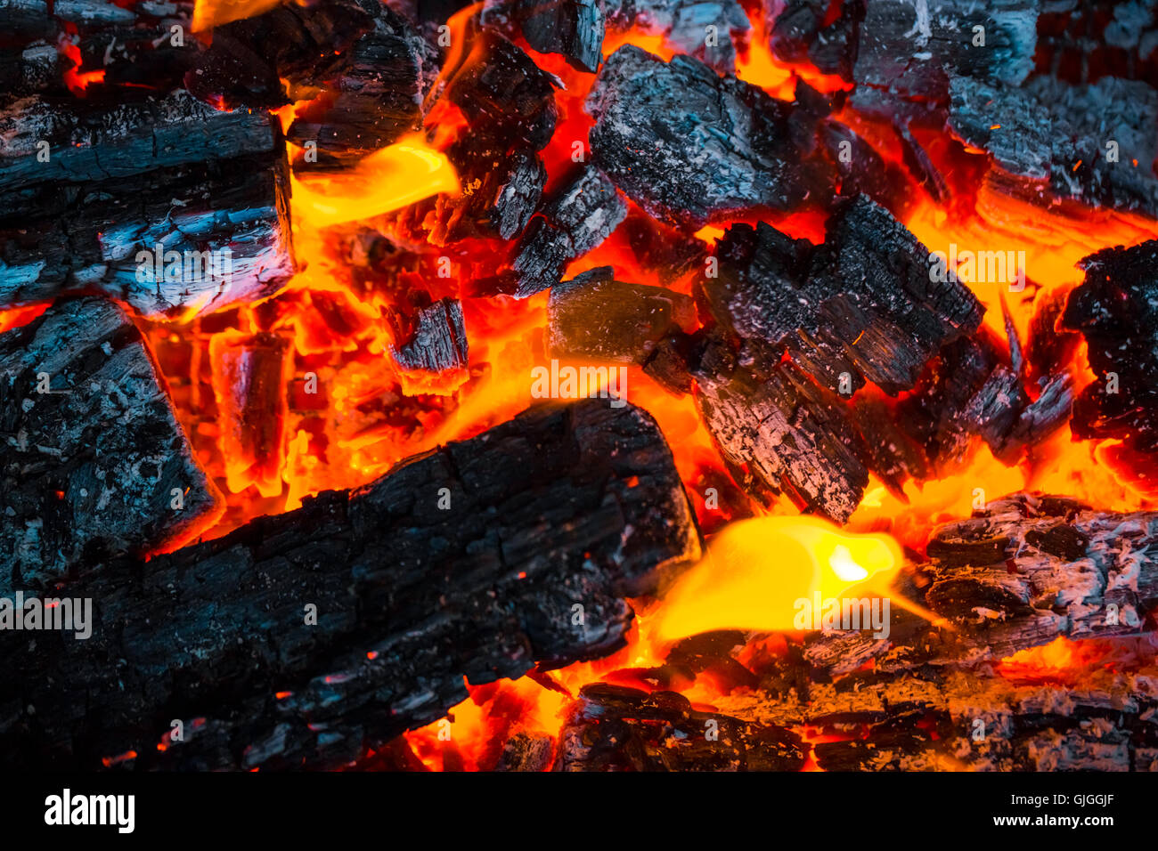 Belle flamme feu de charbons et d'arrière-plan Banque D'Images