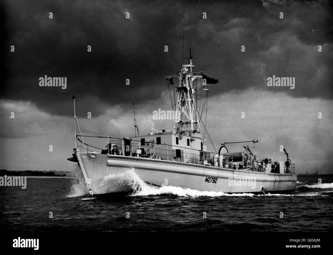 AJAX NEWS & FEATURE SERVICE. 1956. SOLENT, en Angleterre. Dragueur côtier. Construit à l'ORIGINE EN 1954 COMME LE HMS HATTERLEY (LEY CLASSE) À VOSPER THRONYCROFT SOUTHAMPTON, achevé en octobre 1955 COMME POPHAM.TRANSFÉRÉS À LA Royal Australian Navy en 1966 et rebaptisé OTTER (Y299).éliminés en 1976. PHOTO:AJAX NEWS & FEATURE SERVICE/VT REF:D1X   0402 VT 71708 Banque D'Images