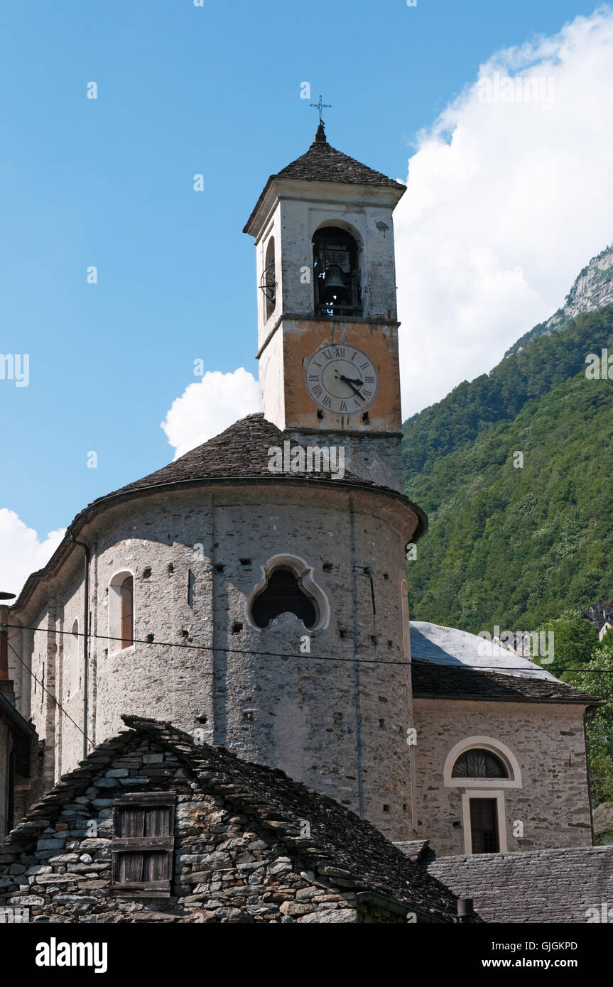 La Suisse, Canton du Tessin : sur le vieux village de Lavertezzo avec l'église Sainte Marie des Anges Banque D'Images
