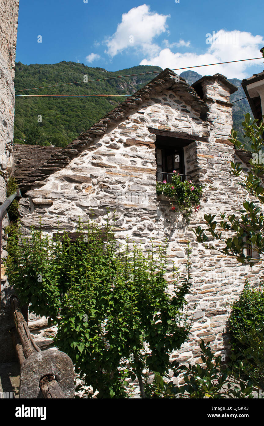 Suisse : vue sur le vieux village de Lavertezzo, un vieux village de pierre dans le Canton du Tessin Banque D'Images