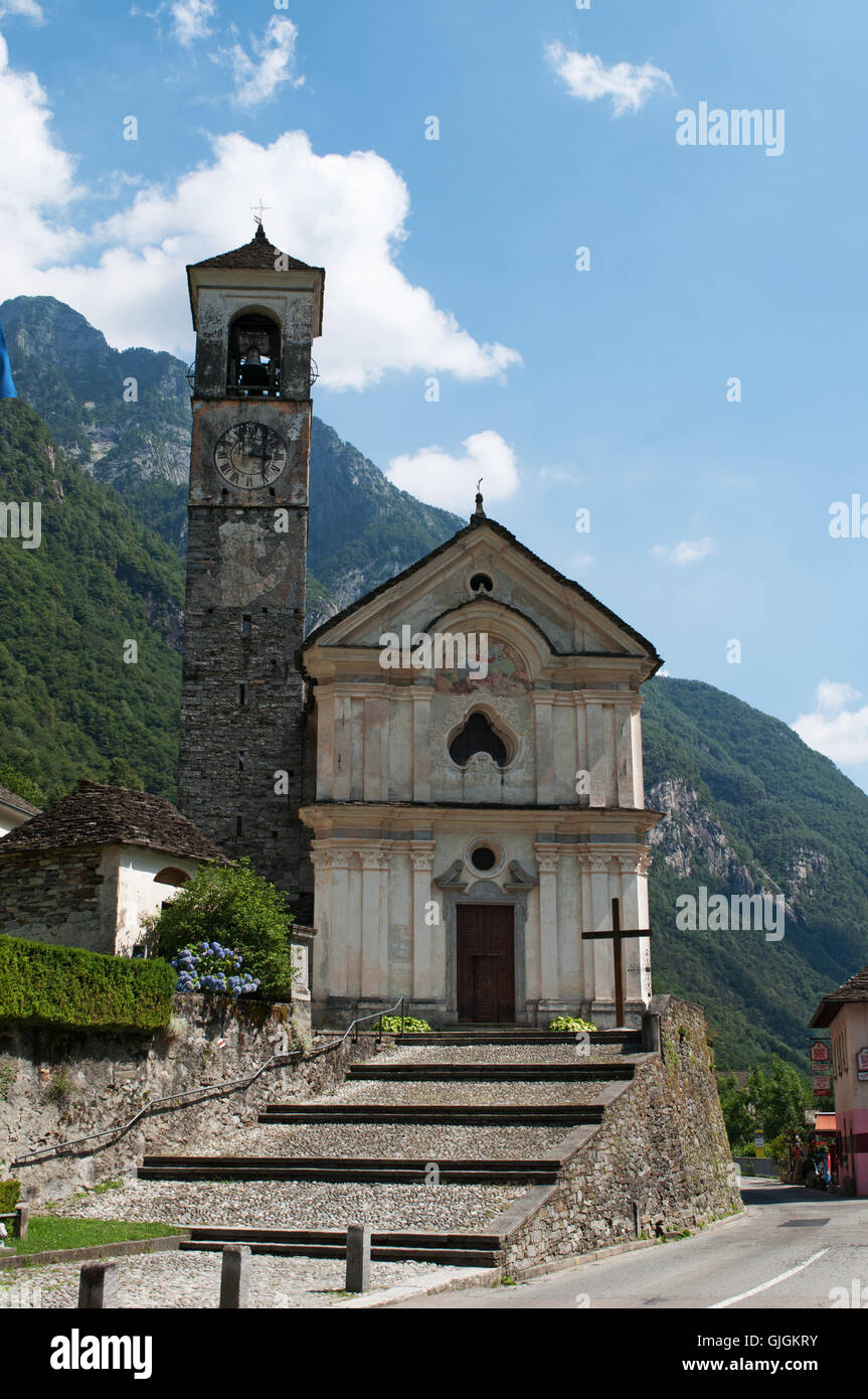 La Suisse, l'Europe : vue de l'église baroque de Sainte Marie des Anges dans l'ancien village de Lavertezzo, dans le livre vert de la vallée de Verzasca Banque D'Images