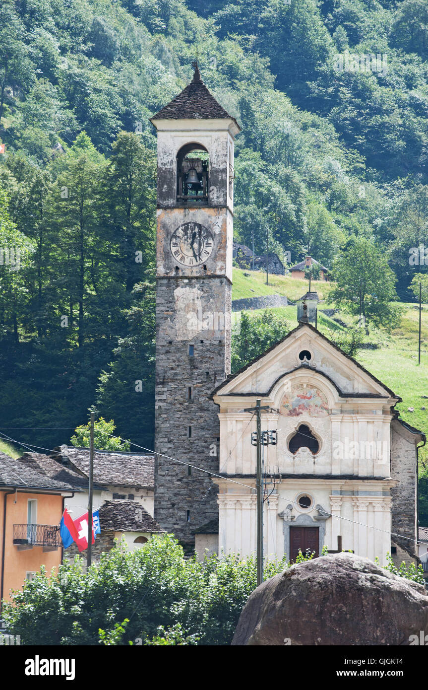 La Suisse, l'Europe : vue de l'église baroque de Sainte Marie des Anges dans l'ancien village de Lavertezzo, dans le livre vert de la vallée de Verzasca Banque D'Images