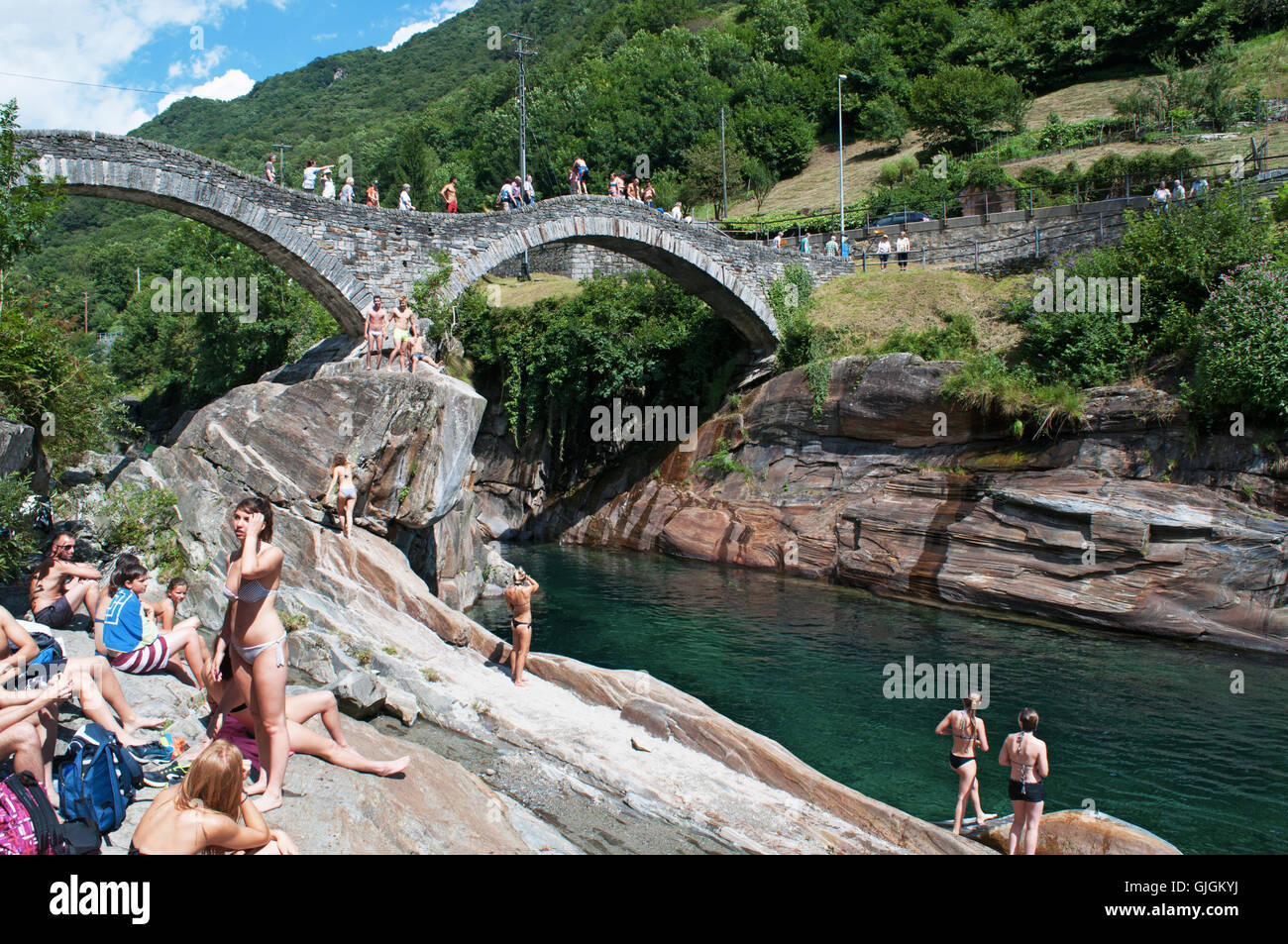 Lavertezzo, Suisse : vue sur le pont des sauts, un arc double pont de pierre (Ponte dei Salti) construit autour de 17e siècle sur la rivière Verzasca Banque D'Images