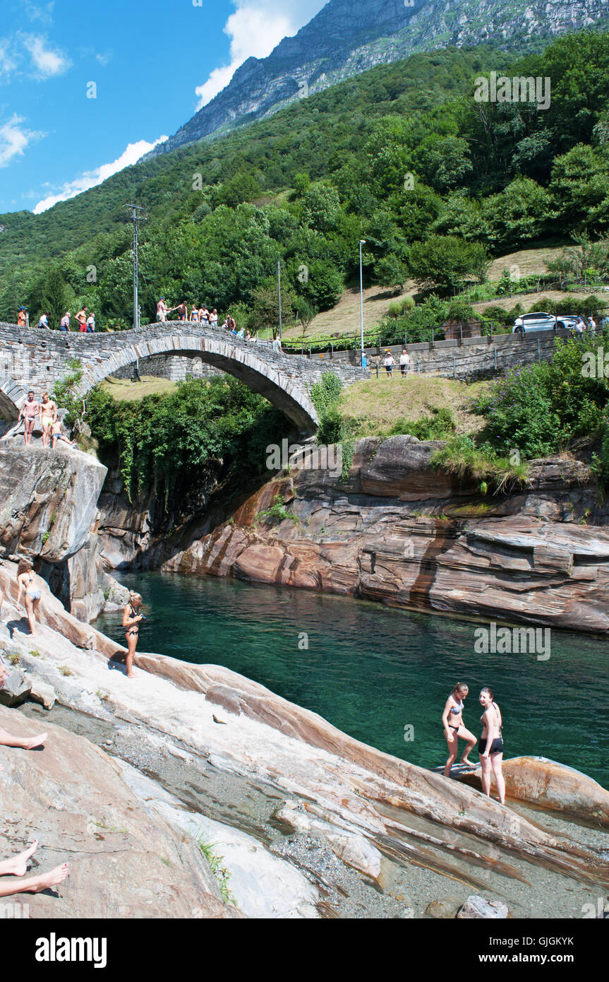 Lavertezzo, Suisse : vue sur le pont des sauts, un arc double pont de pierre (Ponte dei Salti) construit autour de 17e siècle sur la rivière Verzasca Banque D'Images