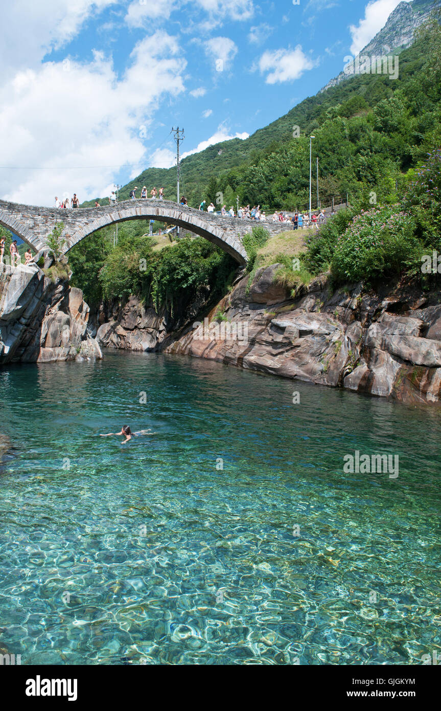Lavertezzo, Suisse : vue sur le pont des sauts, un arc double pont de pierre (Ponte dei Salti) construit autour de 17e siècle sur la rivière Verzasca Banque D'Images