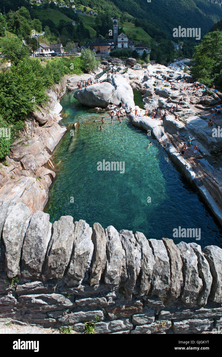 Lavertezzo, Suisse : vue sur le pont des sauts, un arc double pont de pierre (Ponte dei Salti) construit autour de 17e siècle sur la rivière Verzasca Banque D'Images